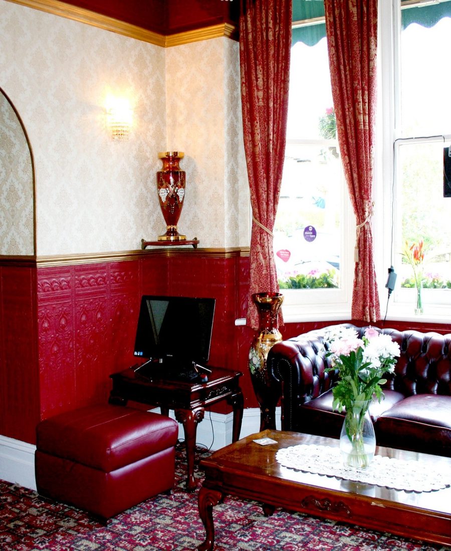 Guest lounge with Chesterfield sofas