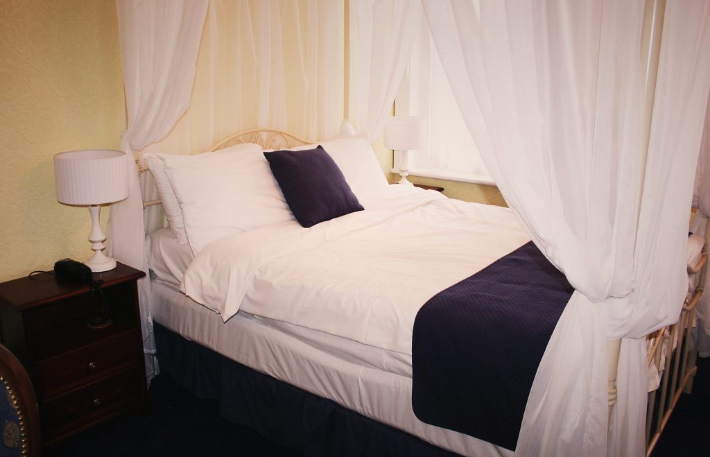 Canopy double bed in a superior room