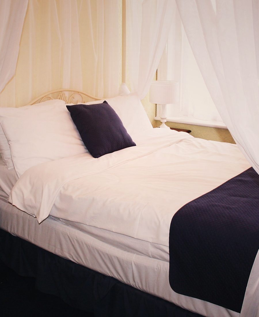 Canopy double bed in a superior room