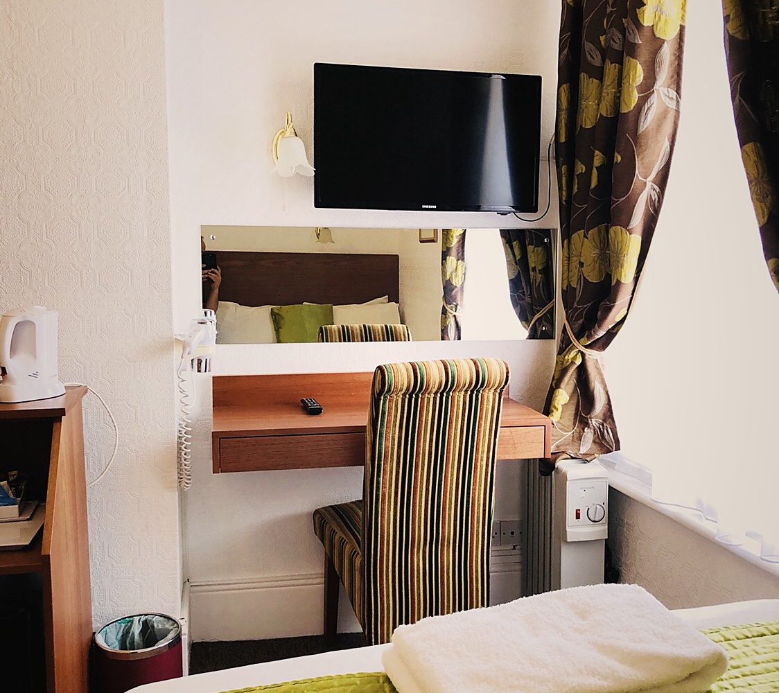 Single room with desk
