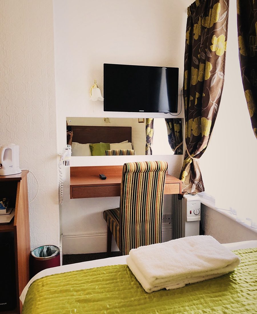 Single room with desk