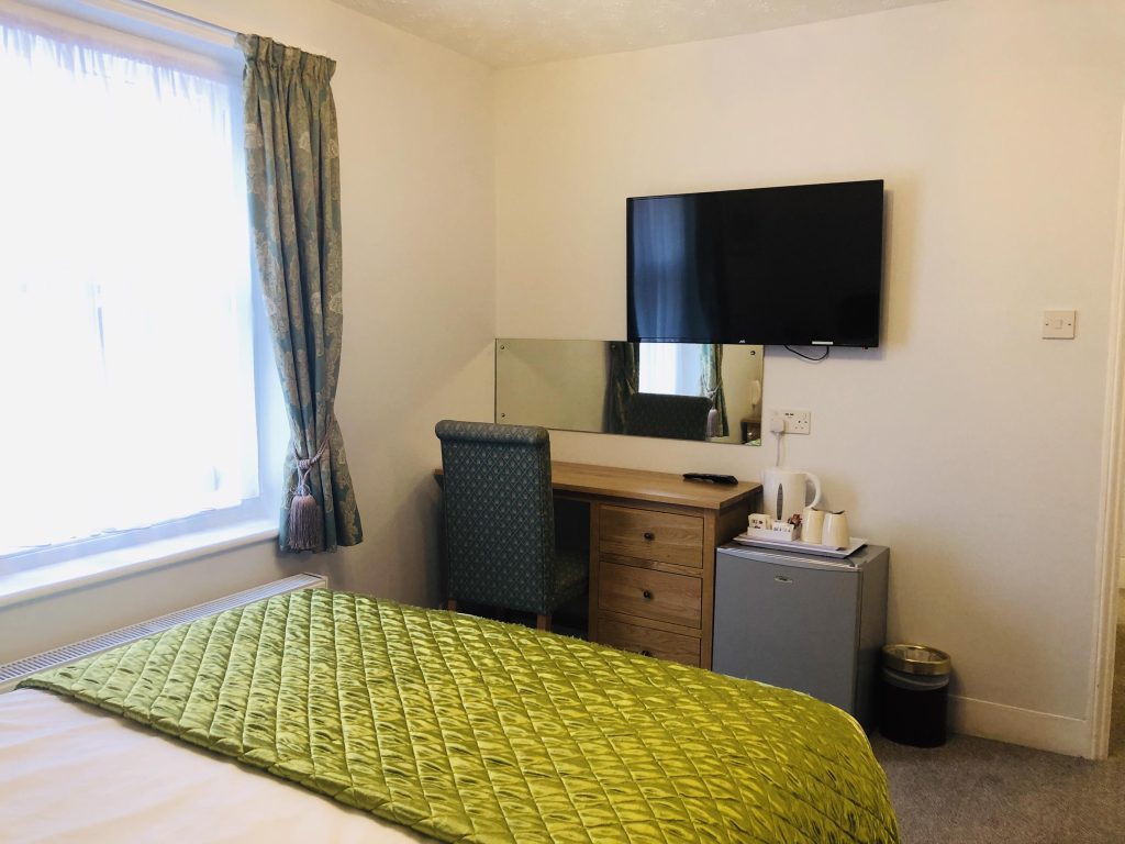 Standard double room with flat-screen TV