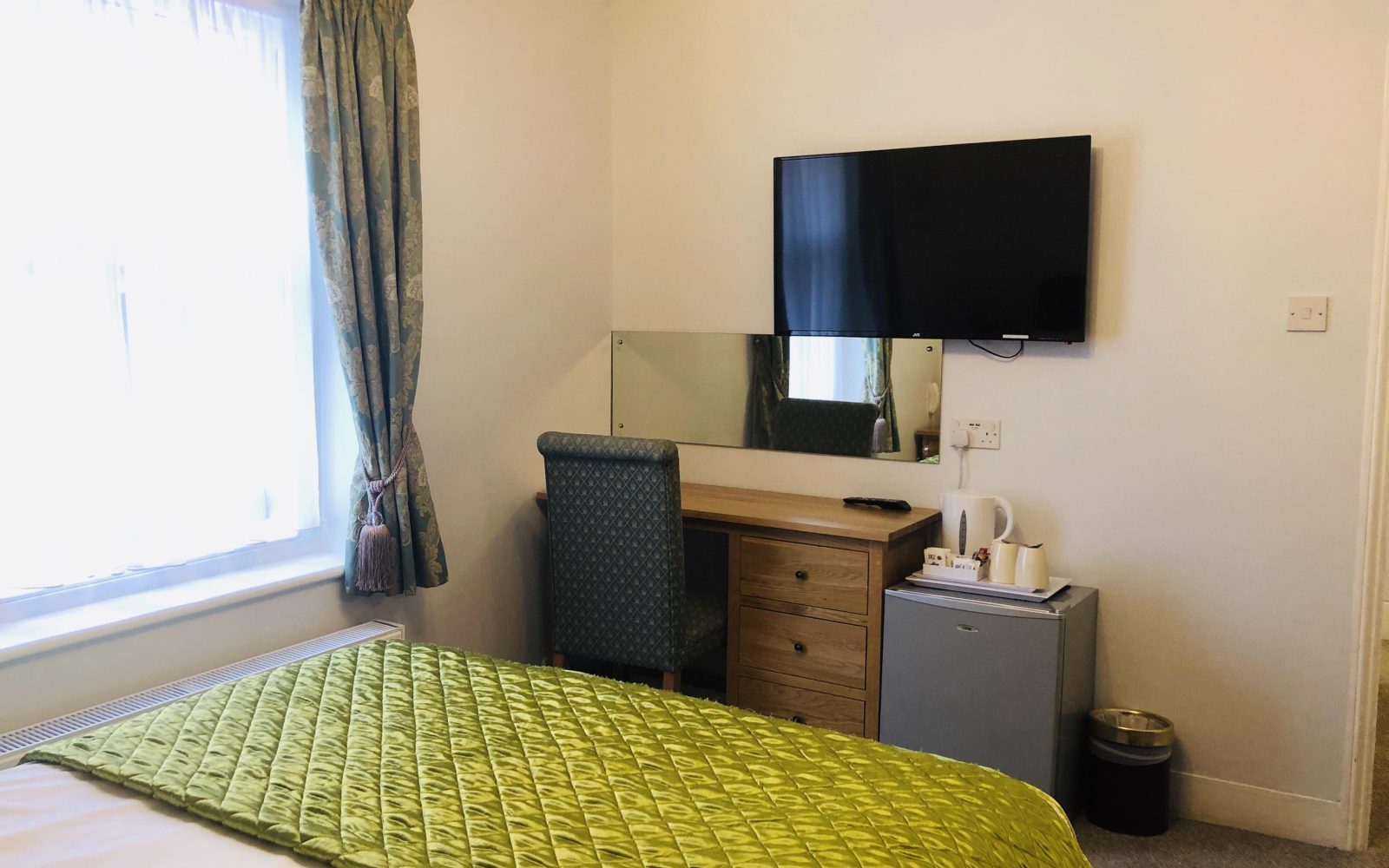 Standard double room with flat-screen TV