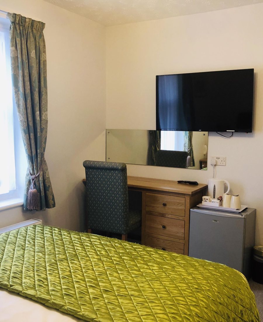 Standard double room with flat-screen TV